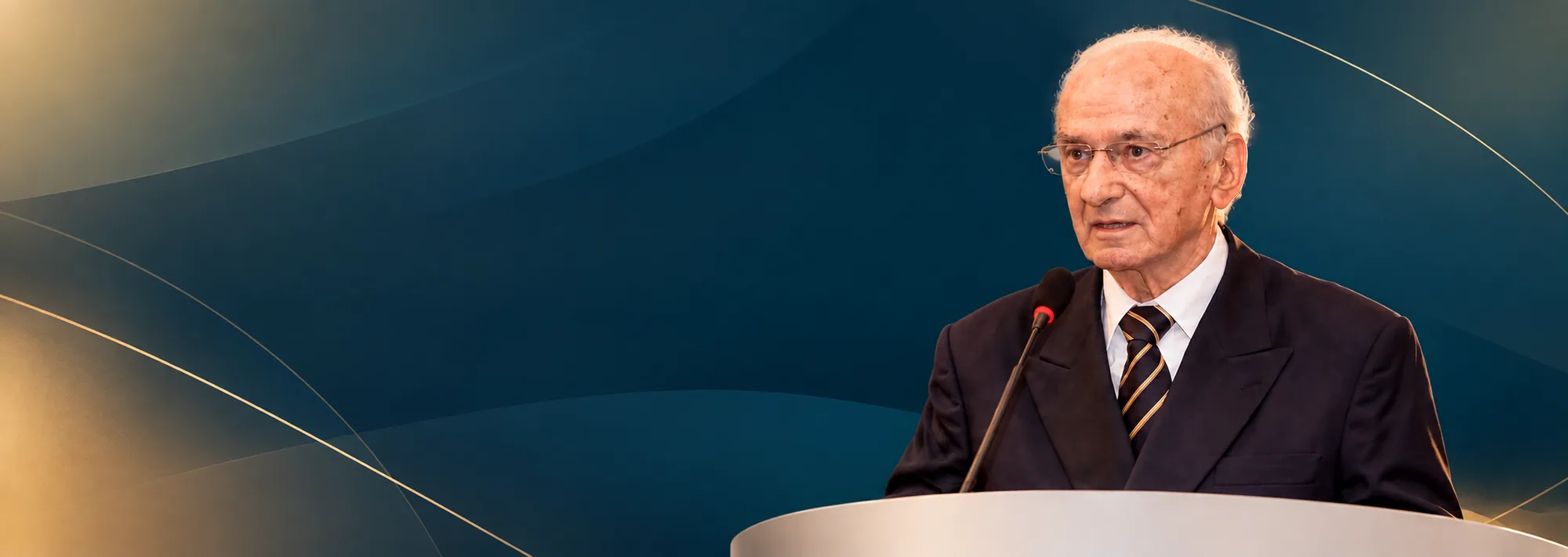 Luis Gaj discursando ao microfone